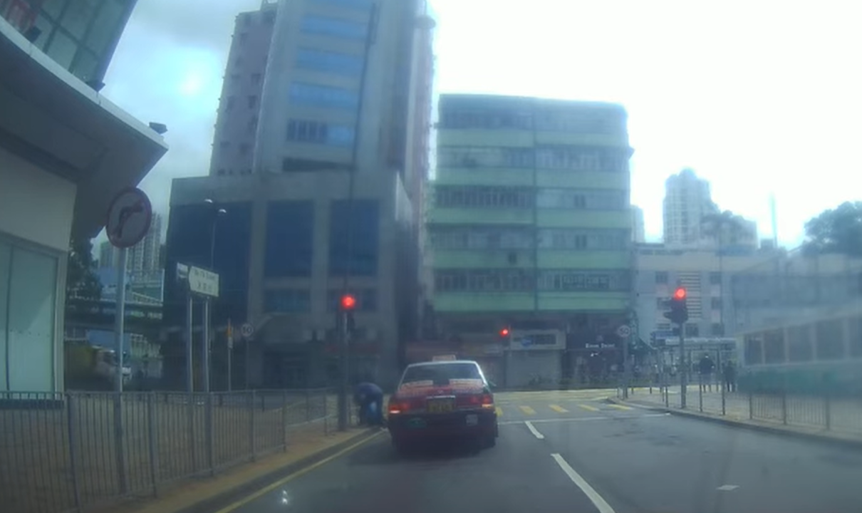 的士司機扶起伯伯。(片段截圖)