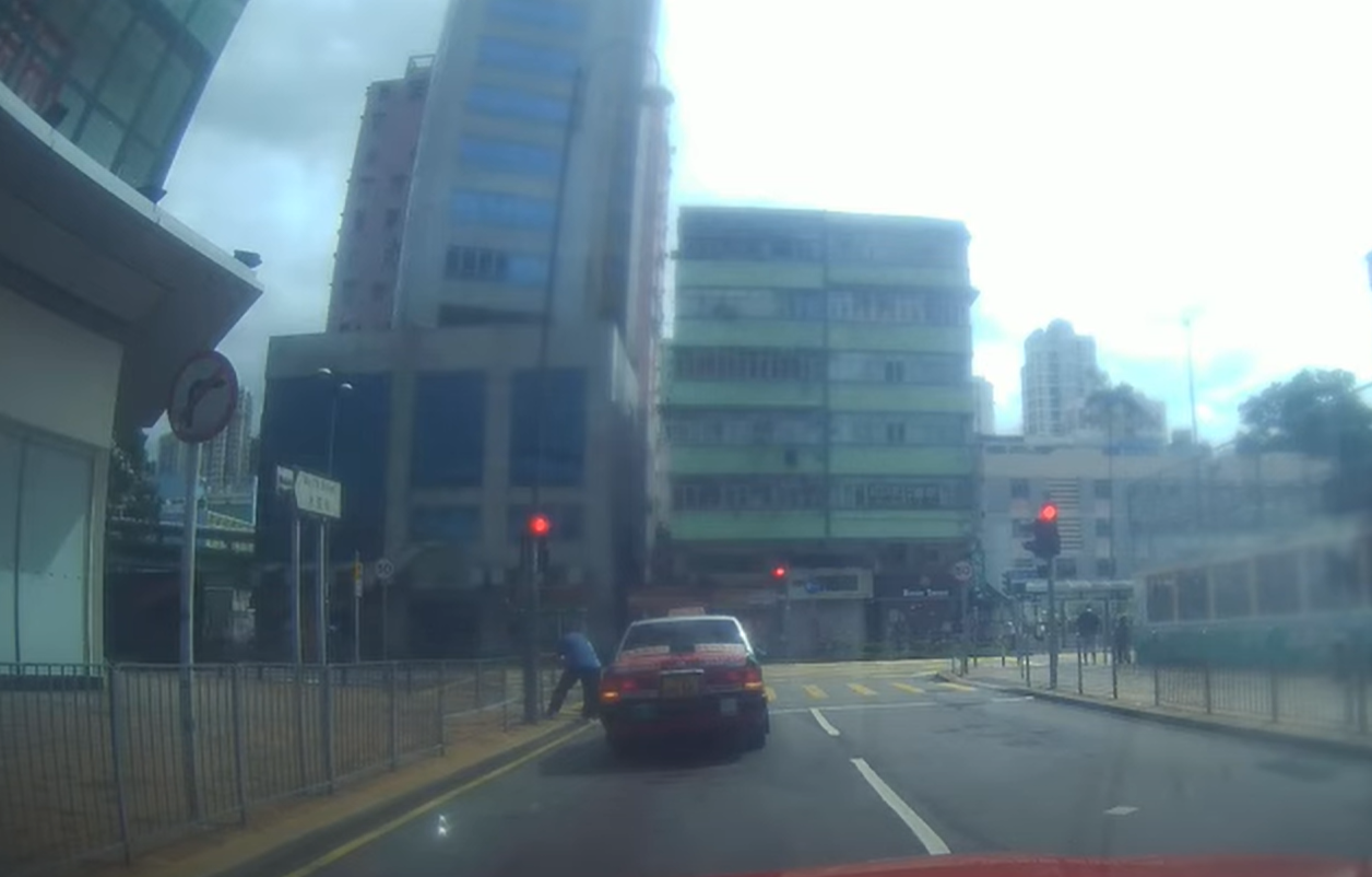 的士司機扶起伯伯。(片段截圖)