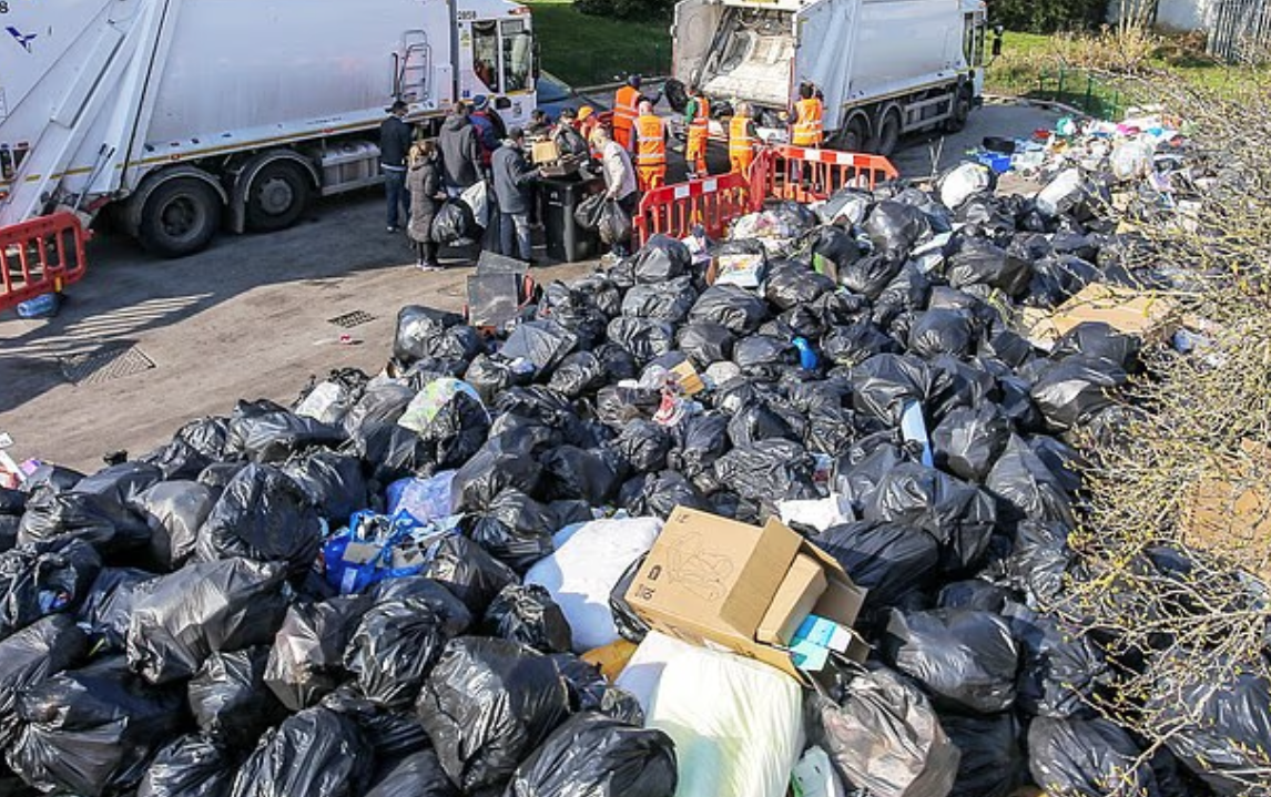 4月伯明翰清潔工罷工時,英軍須出動協助清理垃圾。(互聯網)