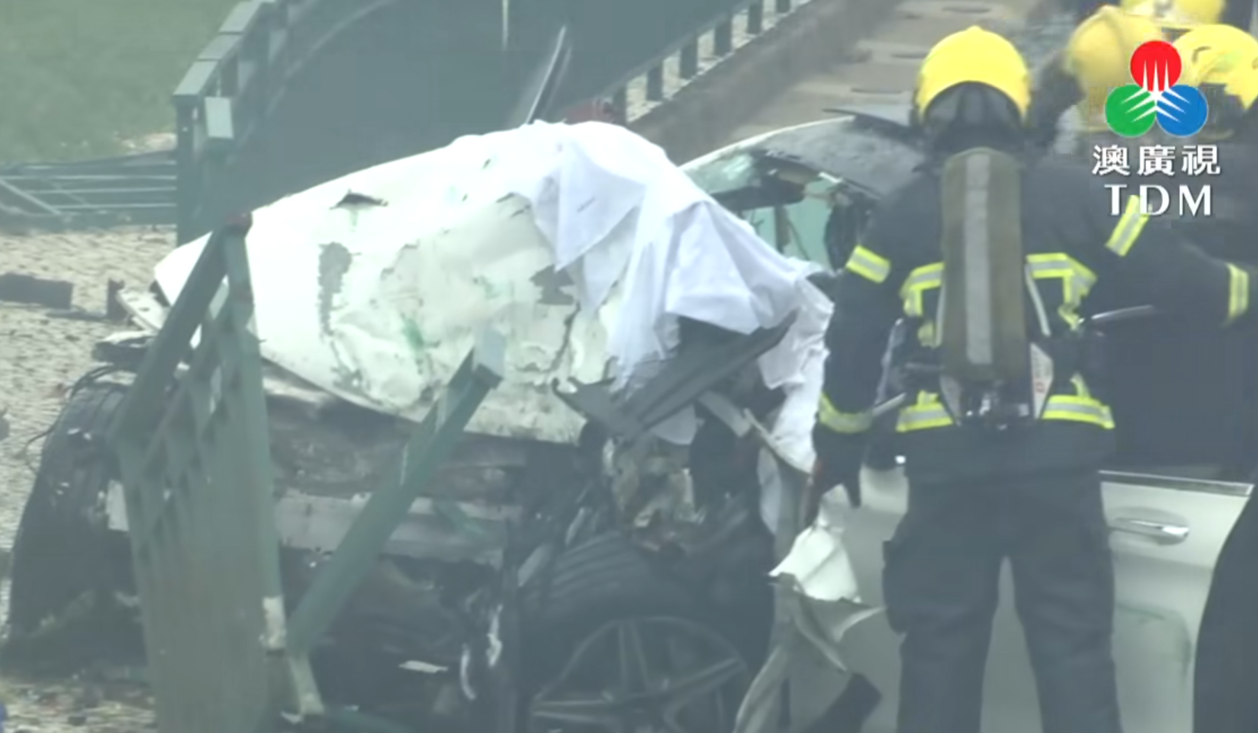 澳門友誼大馬路發生一宗私家車撞欄交通事故(澳廣視影片截圖)