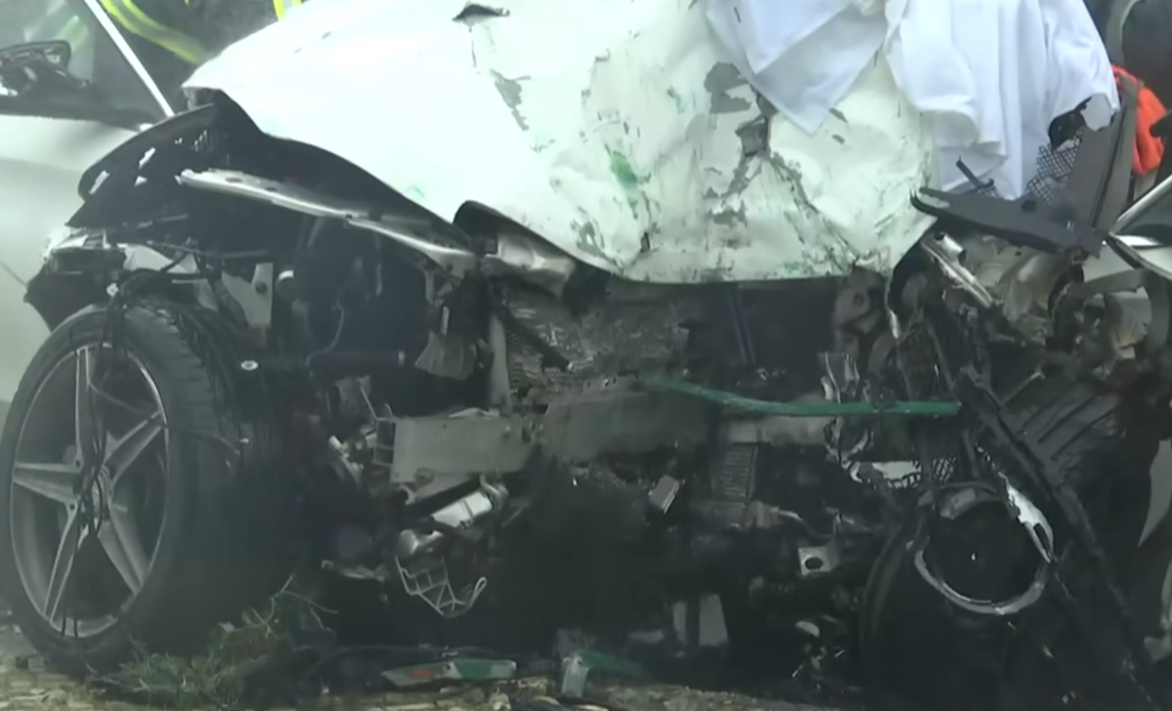 澳門友誼大馬路發生一宗私家車撞欄交通事故(澳廣視影片截圖)