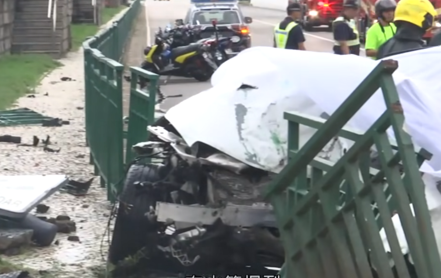 澳門友誼大馬路發生一宗私家車撞欄交通事故(澳廣視影片截圖)