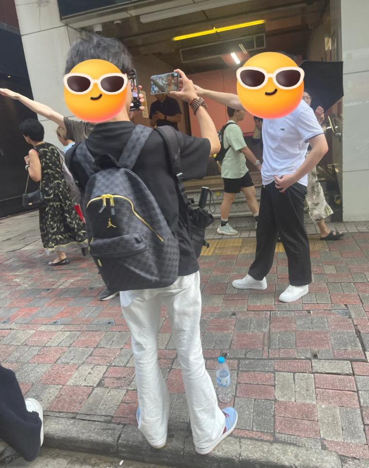 近日有港人路經銅鑼灣港鐵站出口,發現有內地旅客以一個手勢打卡,令他大惑不解,並於內地社交平台小紅書發問「有甚麼故事嗎?!」帖文吸引不少內地網民留言,有人更笑指其分享的照片中已有答案,「不就在圖片裏面嗎?」(小紅書)