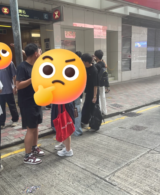 近日有港人路經銅鑼灣港鐵站出口,發現有內地旅客以一個手勢打卡,令他大惑不解,並於內地社交平台小紅書發問「有甚麼故事嗎?!」帖文吸引不少內地網民留言,有人更笑指其分享的照片中已有答案,「不就在圖片裏面嗎?」(小紅書)