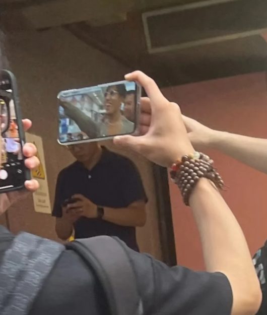 近日有港人路經銅鑼灣港鐵站出口,發現有內地旅客以一個手勢打卡,令他大惑不解,並於內地社交平台小紅書發問「有甚麼故事嗎?!」帖文吸引不少內地網民留言,有人更笑指其分享的照片中已有答案,「不就在圖片裏面嗎?」,不少內地網民都回答「答案不就在圖片裏面嗎?」、「看手機上照片,烏鴉哥」。(小紅書)