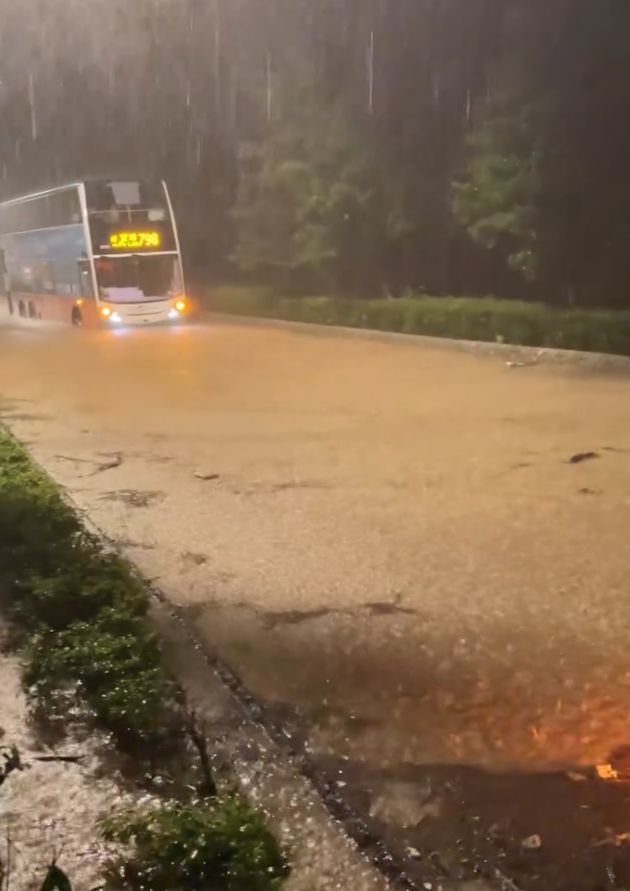 將軍澳寶康路有巴士及小巴在路上因水浸死火,司機及乘客被困。(Threads@mhot_toys)