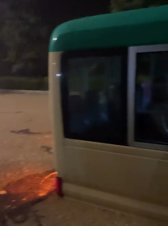 將軍澳寶康路有巴士及小巴在路上因水浸死火,司機及乘客被困。(Threads@mhot_toys)