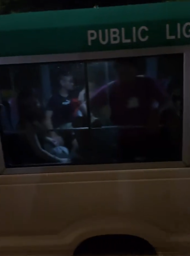 將軍澳寶康路有巴士及小巴在路上因水浸死火,司機及乘客被困。(Threads@mhot_toys)