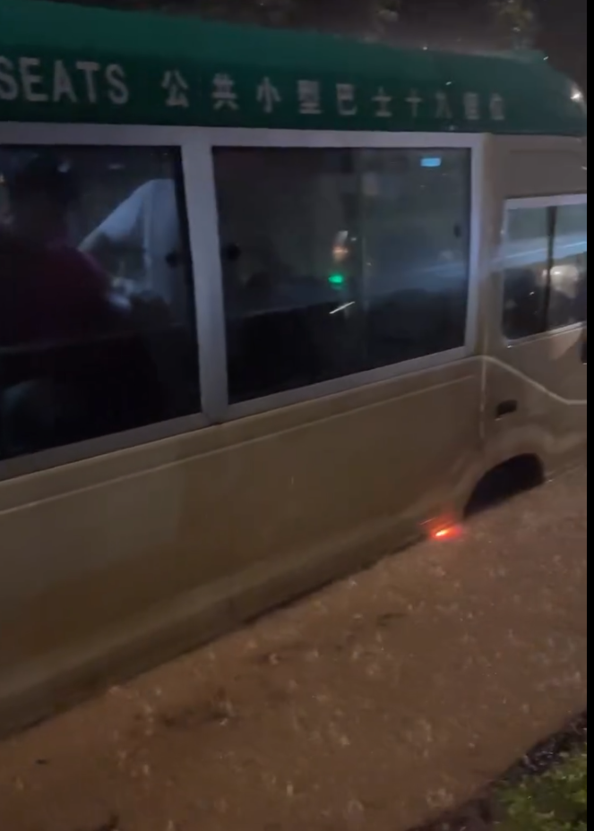 將軍澳寶康路有巴士及小巴在路上因水浸死火,司機及乘客被困。(Threads@mhot_toys)