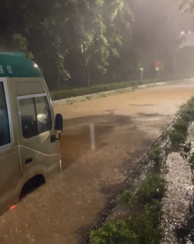 將軍澳寶康路有巴士及小巴在路上因水浸死火,司機及乘客被困。(Threads@mhot_toys)