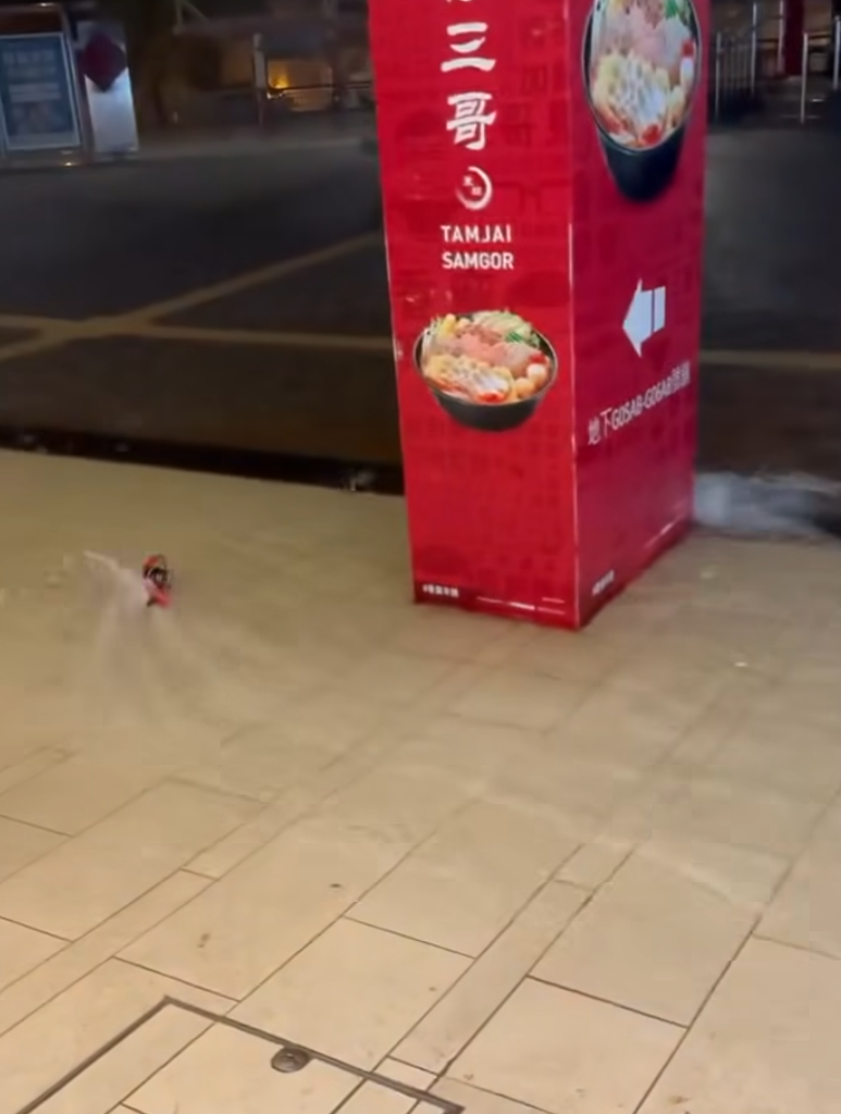 何文田愛民邨商場愛民廣場有人「雨中作樂」,在水浸的商場內放遙控船。(影片截圖)