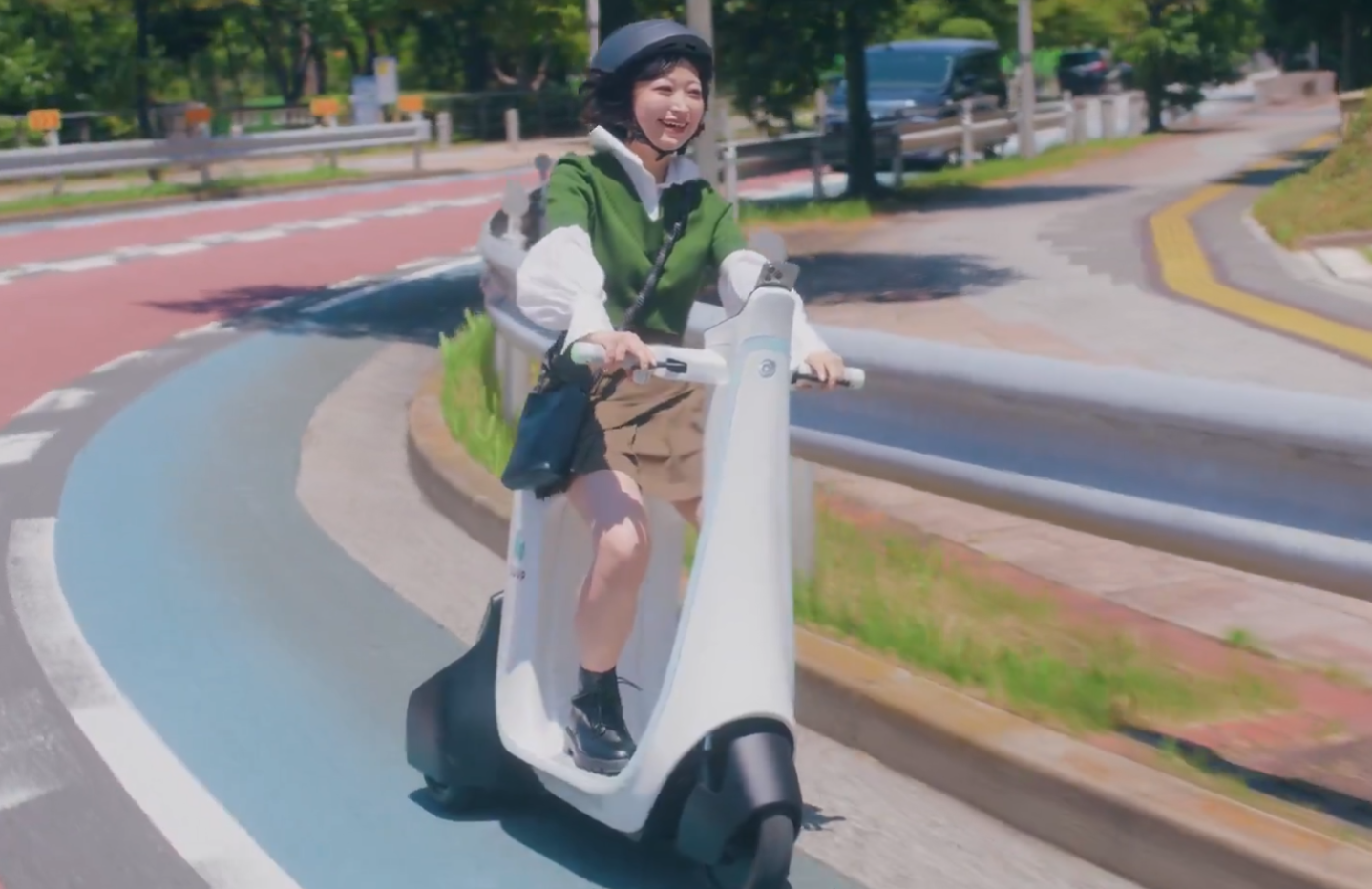 日本電動車公司推出長者的三輪電動單車。(影片截圖)