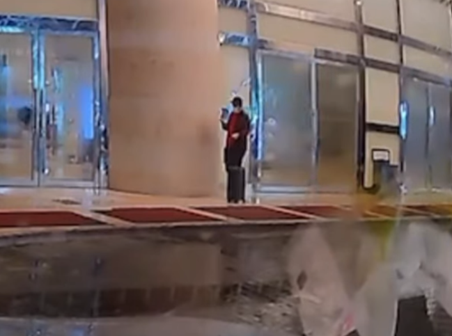 社交平台流傳事發車Cam影片,可見一名男子拖着行李喼低頭看手機行走期間,突被的士高速撞擊,男子隨即倒地。(車cam L(香港群組)FB)