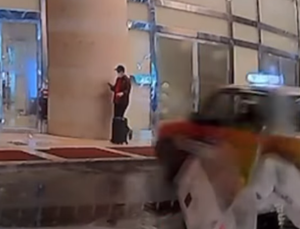 社交平台流傳事發車Cam影片,可見一名男子拖着行李喼低頭看手機行走期間,突被的士高速撞擊,男子隨即倒地。(車cam L(香港群組)FB)