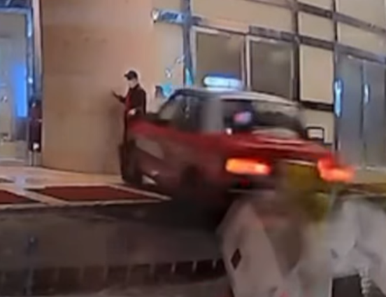 社交平台流傳事發車Cam影片,可見一名男子拖着行李喼低頭看手機行走期間,突被的士高速撞擊,男子隨即倒地。(車cam L(香港群組)FB)
