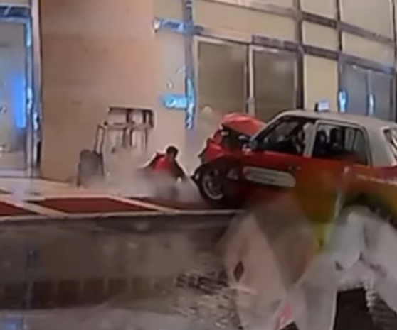 社交平台流傳事發車Cam影片,可見一名男子拖着行李喼低頭看手機行走期間,突被的士高速撞擊,男子隨即倒地。(車cam L(香港群組)FB)