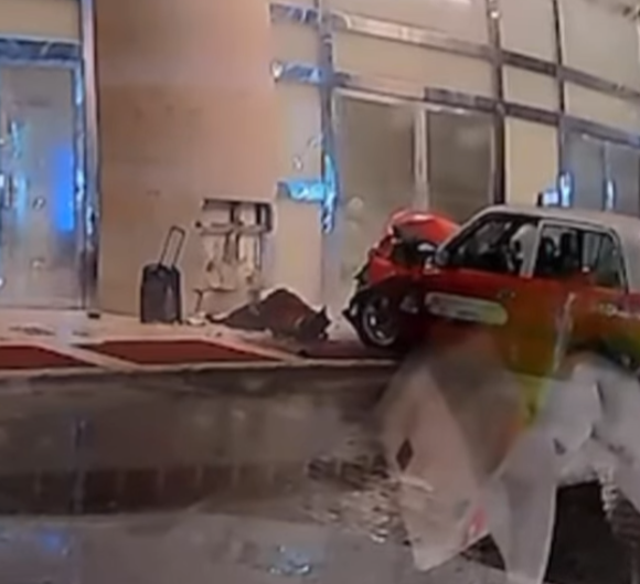 社交平台流傳事發車Cam影片,可見一名男子拖着行李喼低頭看手機行走期間,突被的士高速撞擊,男子隨即倒地。(車cam L(香港群組)FB)