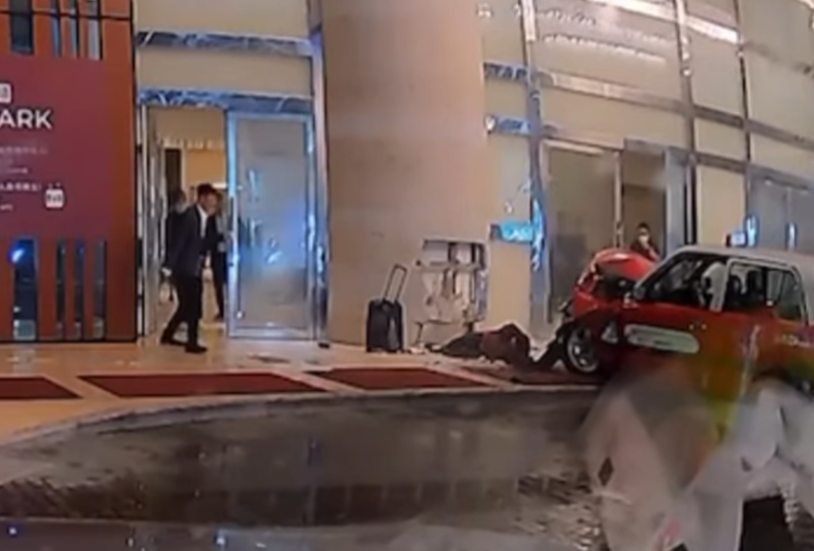 社交平台流傳事發車Cam影片,可見一名男子拖着行李喼低頭看手機行走期間,突被的士高速撞擊,男子隨即倒地。(車cam L(香港群組)FB)