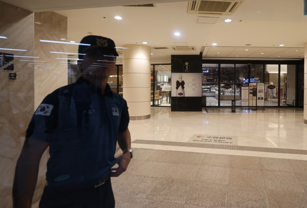 南韓首爾明洞的旅客熱門地點新世界百貨昨午(5日)接獲網上炸彈恐嚇,店內4,000人包括顧客及職員要緊急疏散。警方搜查未有發現爆炸品,昨晚在濟州拘捕一名懷疑涉案的中一男生。(網上圖片)