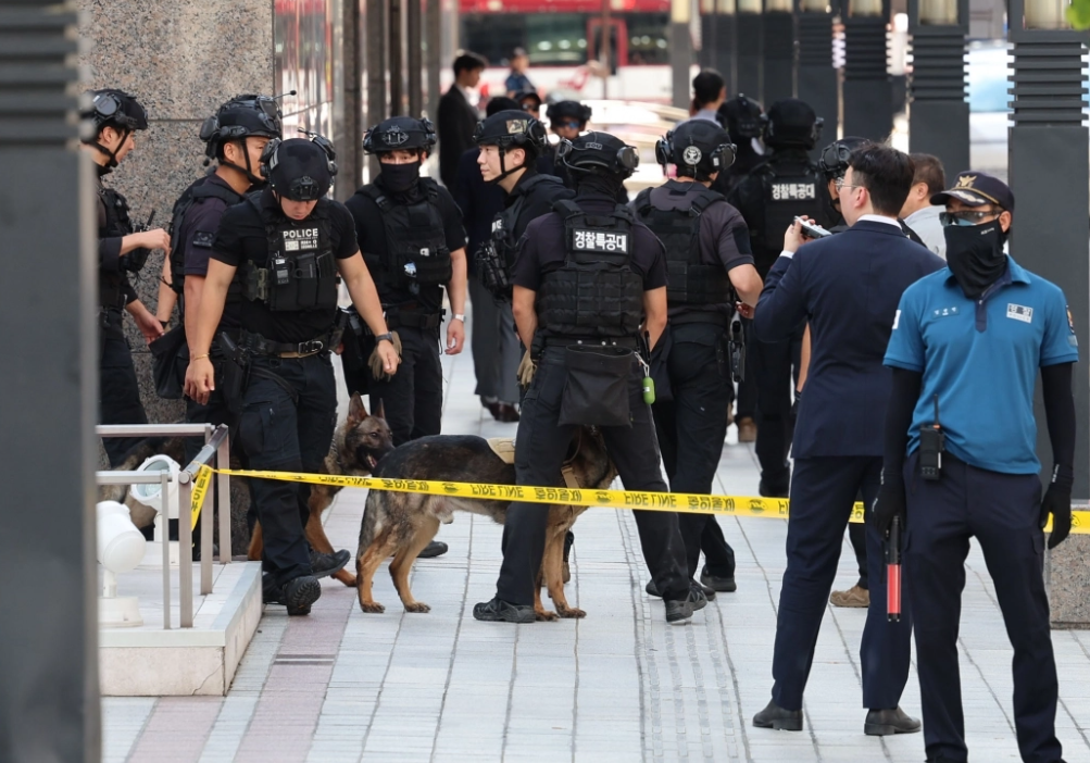 南韓首爾明洞的旅客熱門地點新世界百貨昨午(5日)接獲網上炸彈恐嚇,店內4,000人包括顧客及職員要緊急疏散。警方搜查未有發現爆炸品,昨晚在濟州拘捕一名懷疑涉案的中一男生。(網上圖片)