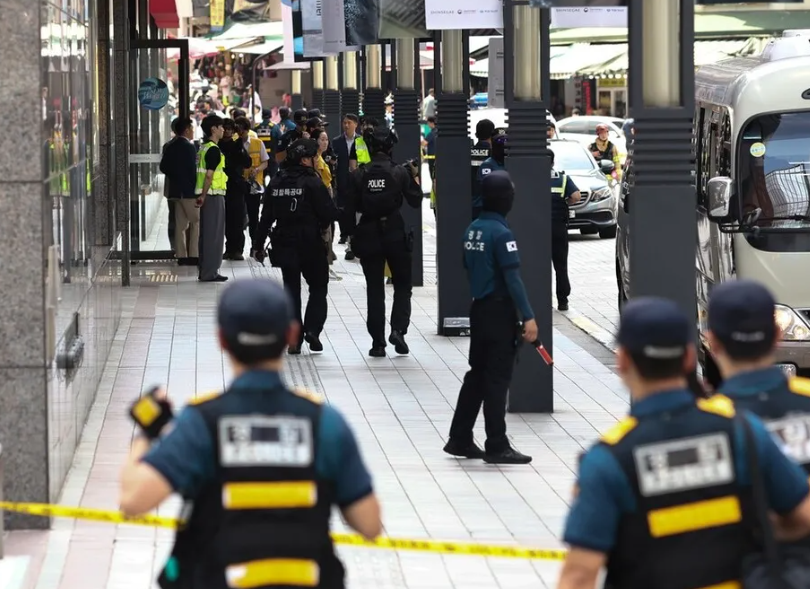 南韓首爾明洞的旅客熱門地點新世界百貨昨午(5日)接獲網上炸彈恐嚇,店內4,000人包括顧客及職員要緊急疏散。警方搜查未有發現爆炸品,昨晚在濟州拘捕一名懷疑涉案的中一男生。(網上圖片)