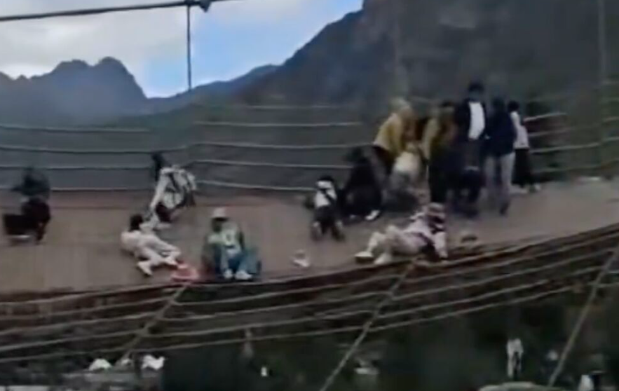 新疆伊犁哈薩克自治州一個景區有一座「網紅吊橋」橋索斷裂致橋面傾斜,多人從橋上墮下湍急河流,造成5人死亡,另有24人受傷。(影片截圖)