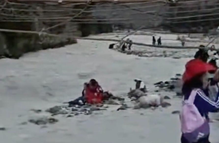 新疆伊犁哈薩克自治州一個景區有一座「網紅吊橋」橋索斷裂致橋面傾斜,多人從橋上墮下湍急河流,造成5人死亡,另有24人受傷。(影片截圖)