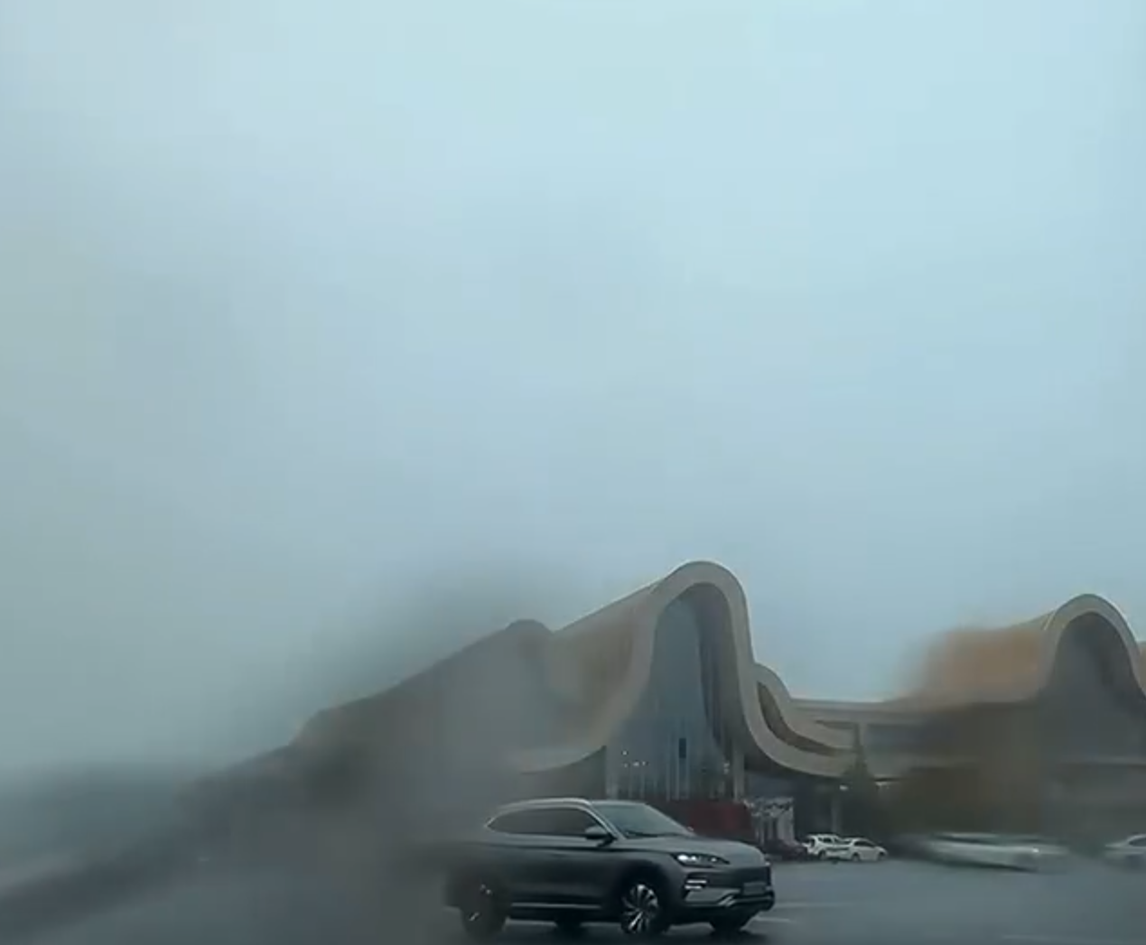 廣西北海市有網民拍下一輛在雨中行駛的比亞迪汽車連續遭到兩道雷電直接擊中,可見車輛遭雷擊時火花四濺,隨後停在原地不動。(影片截圖)