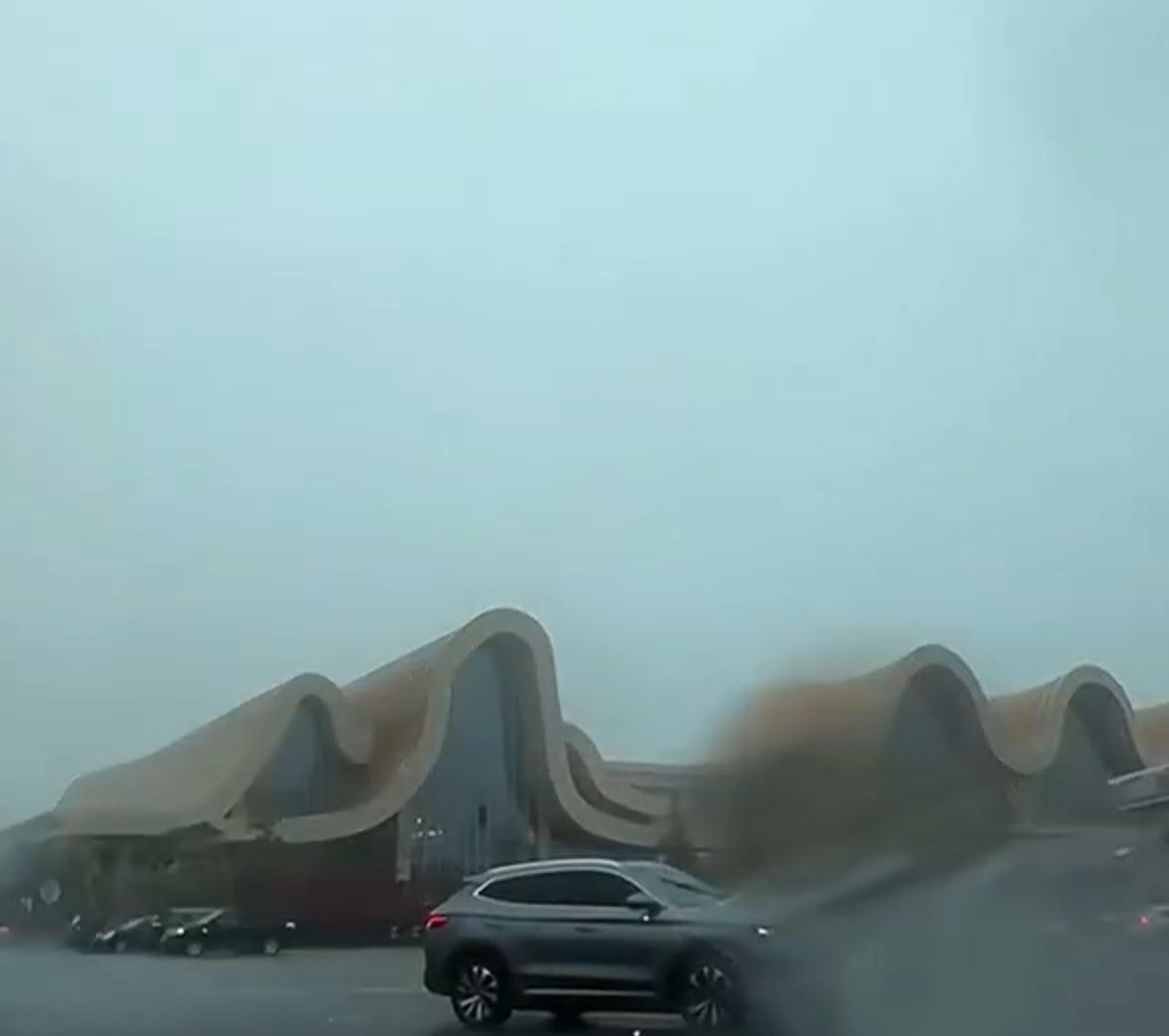 廣西北海市有網民拍下一輛在雨中行駛的比亞迪汽車連續遭到兩道雷電直接擊中,可見車輛遭雷擊時火花四濺,隨後停在原地不動。(影片截圖)