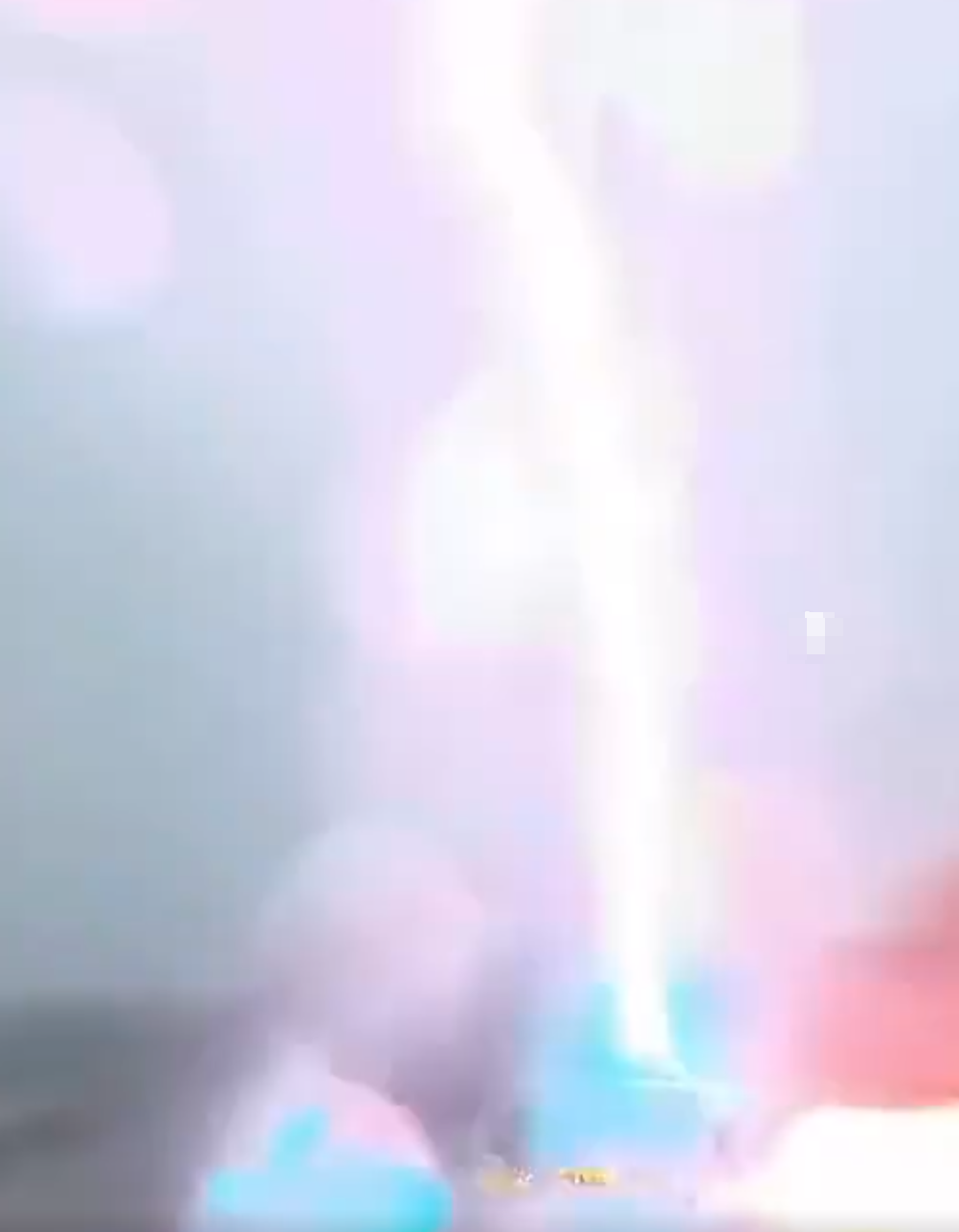 廣西北海市有網民拍下一輛在雨中行駛的比亞迪汽車連續遭到兩道雷電直接擊中,可見車輛遭雷擊時火花四濺,隨後停在原地不動。(影片截圖)