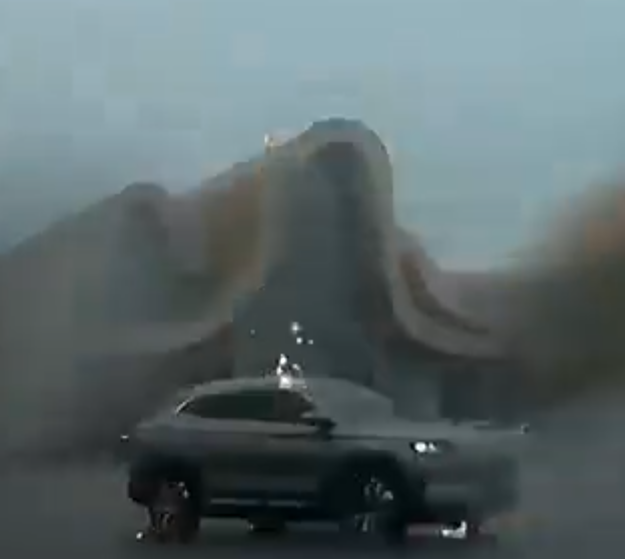 廣西北海市有網民拍下一輛在雨中行駛的比亞迪汽車連續遭到兩道雷電直接擊中,可見車輛遭雷擊時火花四濺,隨後停在原地不動。(影片截圖)