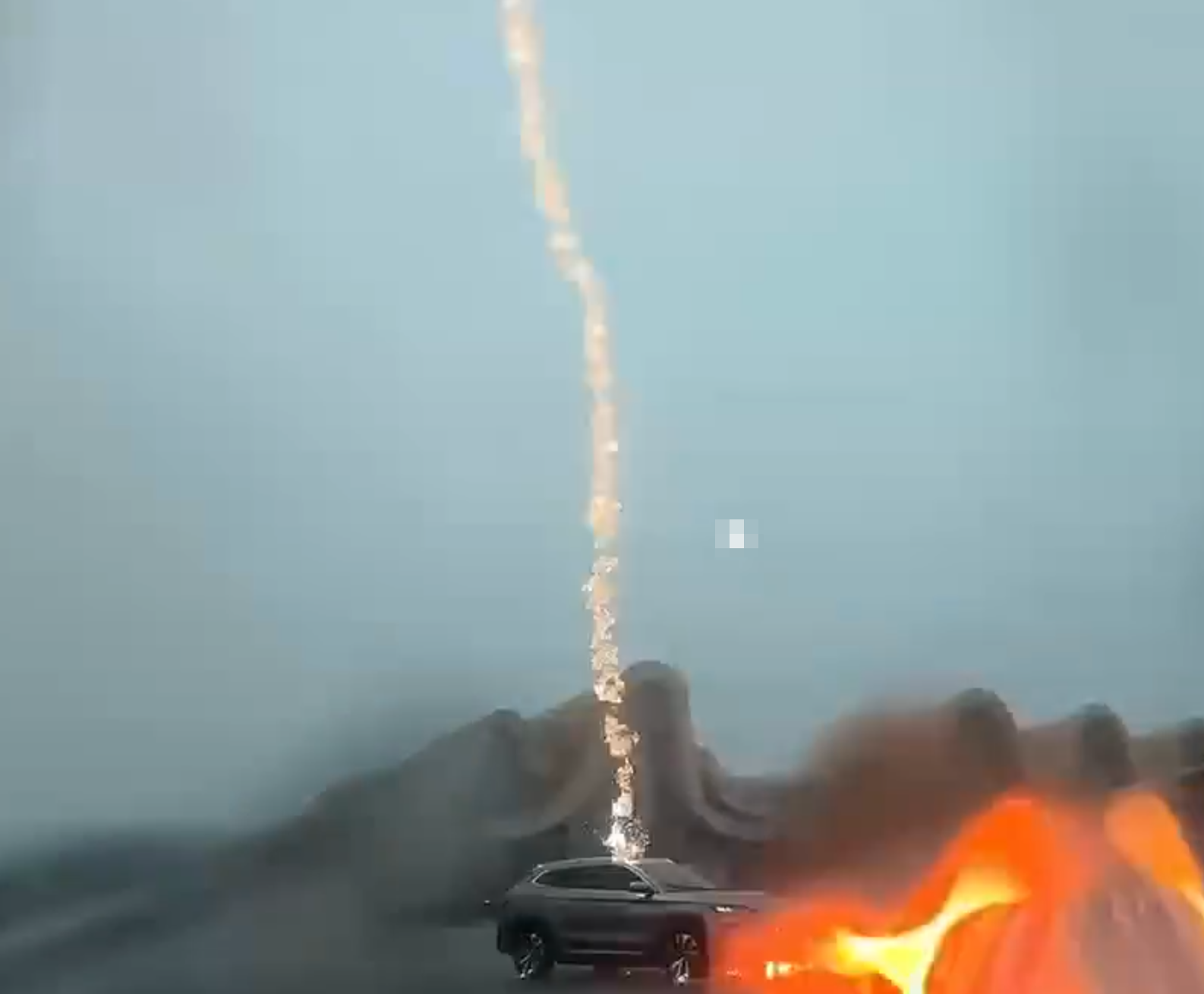 廣西北海市有網民拍下一輛在雨中行駛的比亞迪汽車連續遭到兩道雷電直接擊中,可見車輛遭雷擊時火花四濺,隨後停在原地不動。(影片截圖)