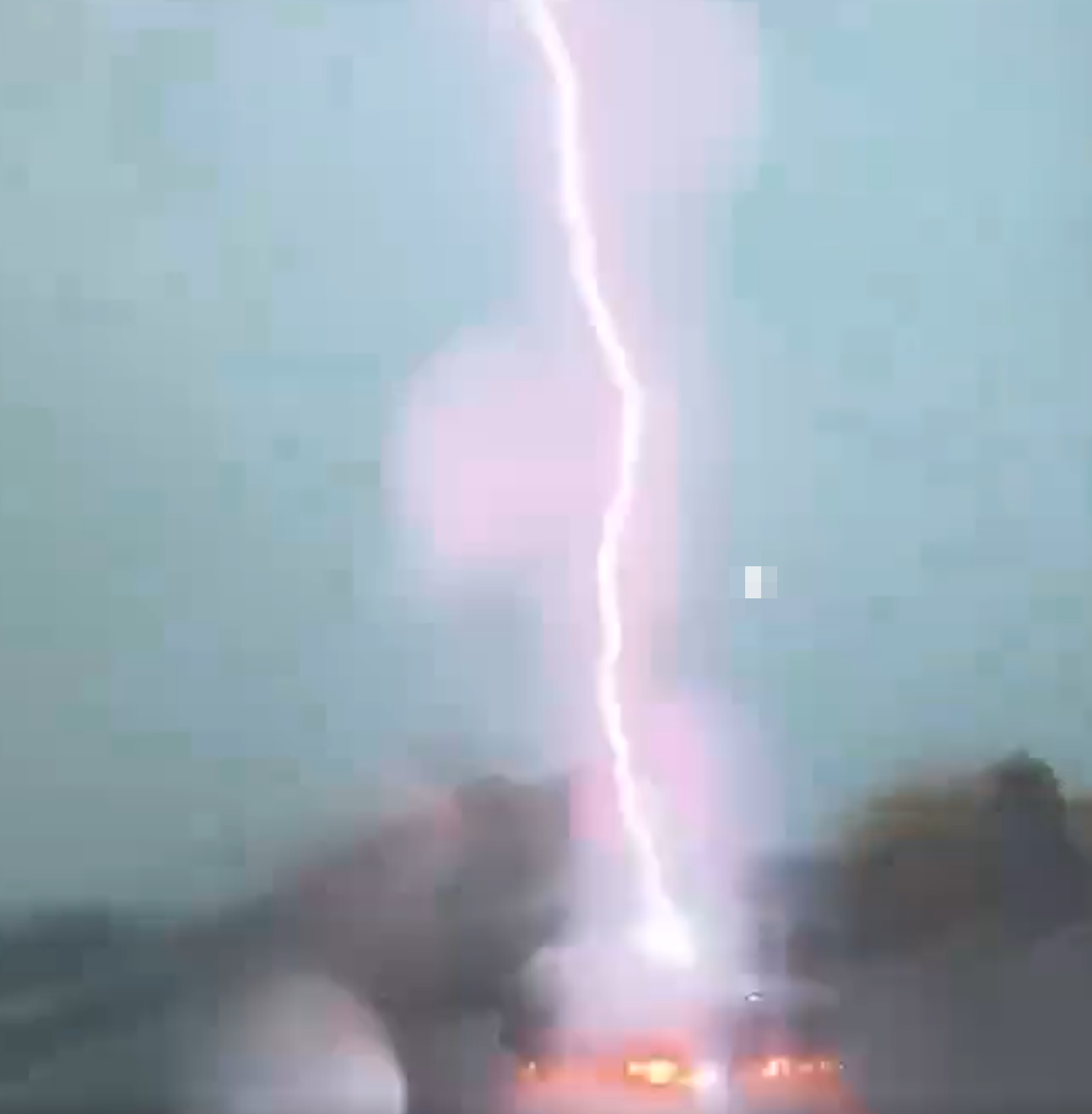 廣西北海市有網民拍下一輛在雨中行駛的比亞迪汽車連續遭到兩道雷電直接擊中,可見車輛遭雷擊時火花四濺,隨後停在原地不動。(影片截圖)