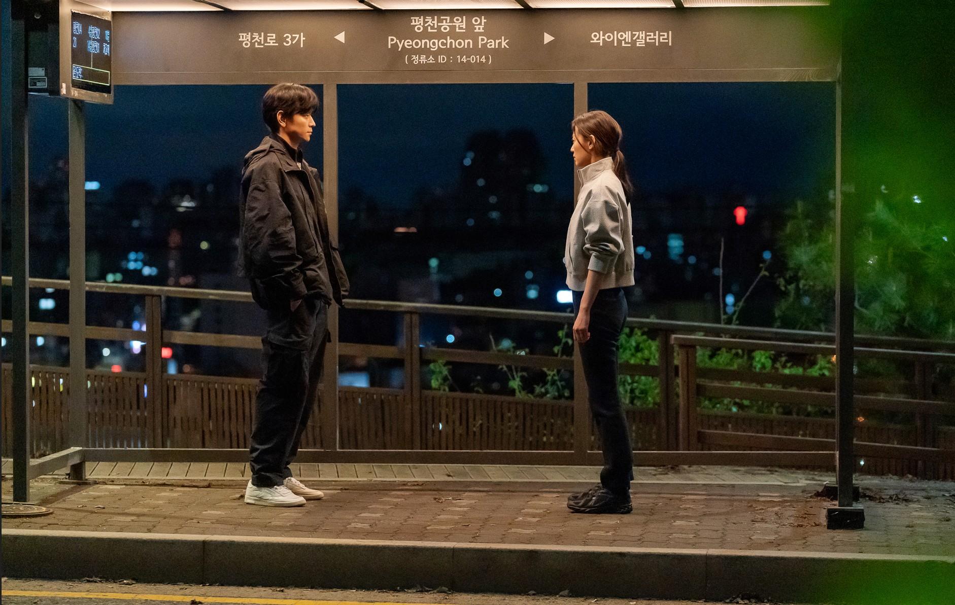 年度矚目韓劇《暴風圈》釋出全新劇照。