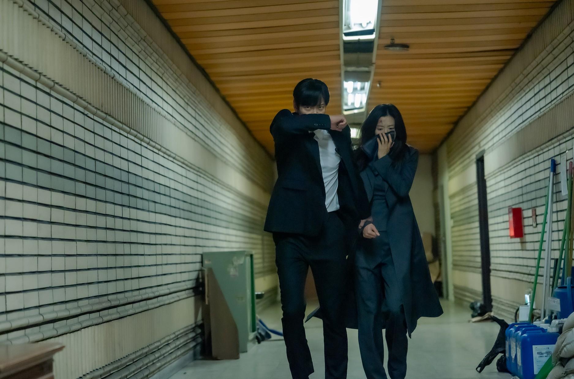 年度矚目韓劇《暴風圈》釋出全新劇照。