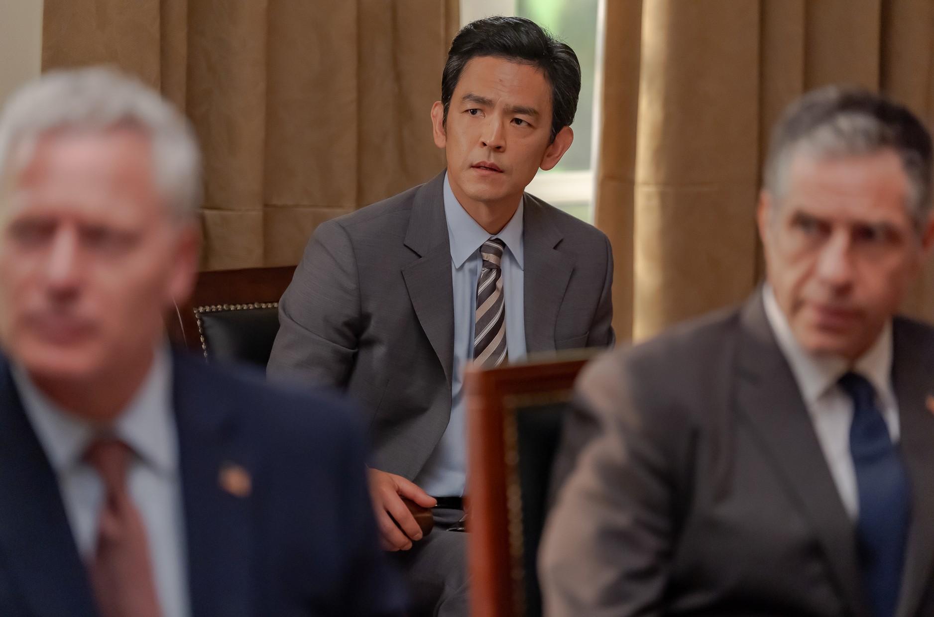 John Cho飾演美國助理國務卿。