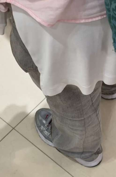 銀行女子奇招用鞋霸位20分鐘,網民問「當自己灰姑娘?」(Threads圖片)