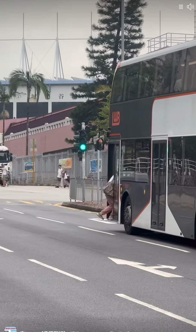 女子最終成功上車。(網上影片截圖)