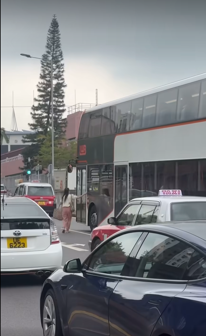 女子跑出馬路拍打巴士車門。(網上影片截圖)