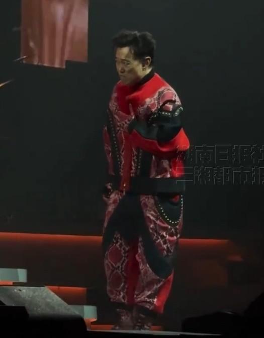 Eason辛苦到透唔到氣咁。