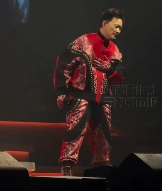 Eason轉身面向觀眾,仍覺不適。