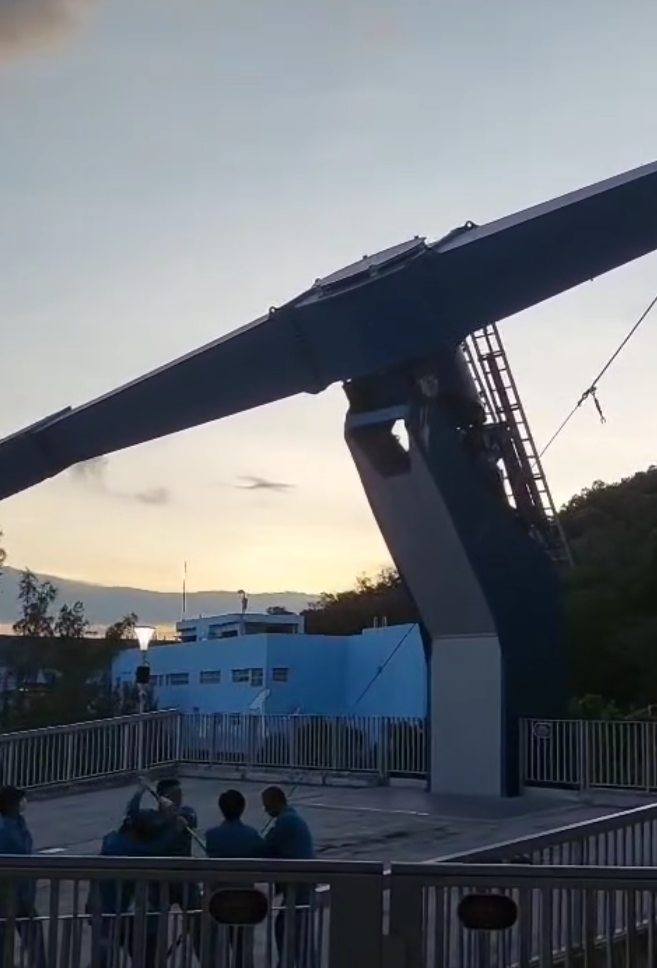 海洋公園機動遊戲「狂野龍捲風」昨日(10日)傍晚突然停頓,17人一度被困雙腳懸半空被困近2小時,消防人員協助營救。(Threads)