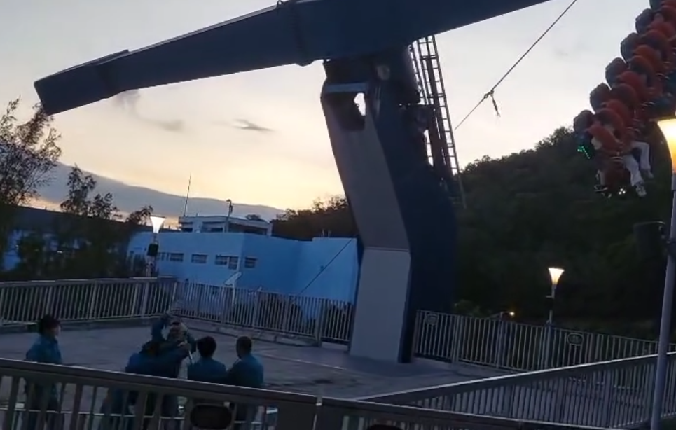 海洋公園機動遊戲「狂野龍捲風」昨日(10日)傍晚突然停頓,17人一度被困雙腳懸半空被困近2小時,消防人員協助營救。(Threads)