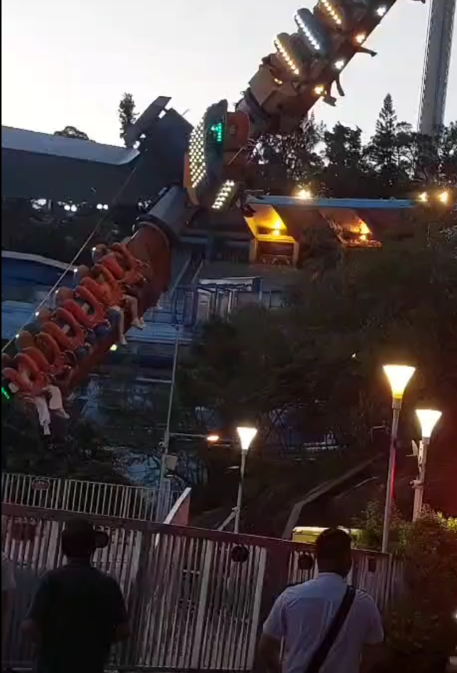 海洋公園機動遊戲「狂野龍捲風」昨日(10日)傍晚突然停頓,17人一度被困雙腳懸半空被困近2小時,消防人員協助營救。(Threads)