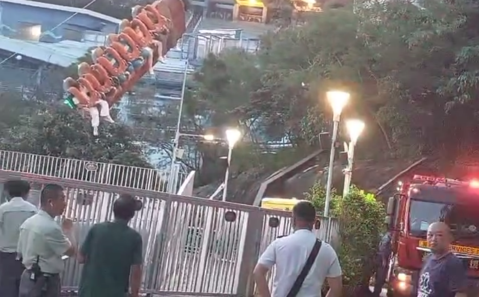 海洋公園機動遊戲「狂野龍捲風」昨日(10日)傍晚突然停頓,17人一度被困雙腳懸半空被困近2小時,消防人員協助營救。(Threads)