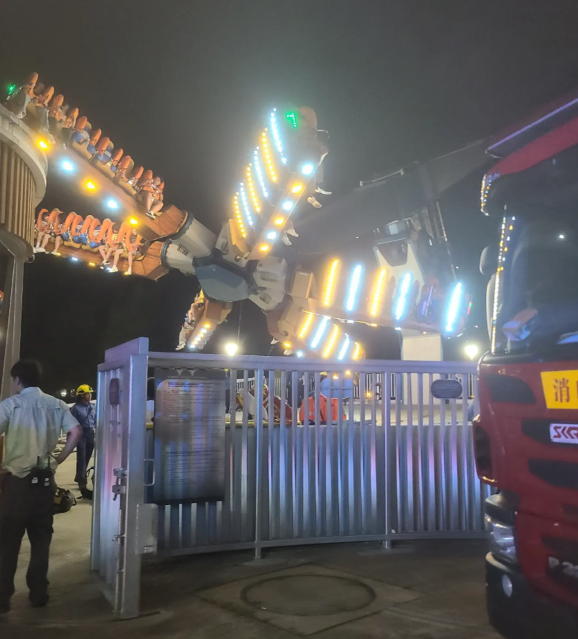 海洋公園機動遊戲「狂野龍捲風」昨日(10日)傍晚突然停頓,17人一度被困雙腳懸半空被困近2小時,消防人員協助營救。(Threads)