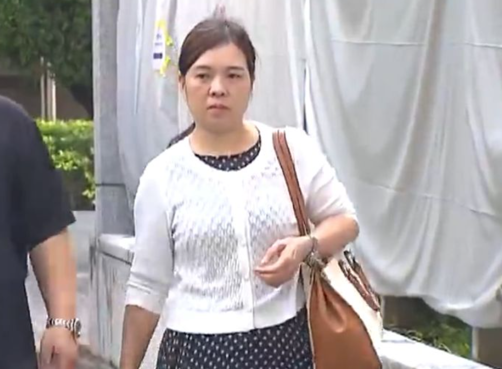 54歲女被告黃朋珍,被控6項「為法人團體中的董事僱用不可合法受僱的人」罪。(無線新聞畫面)