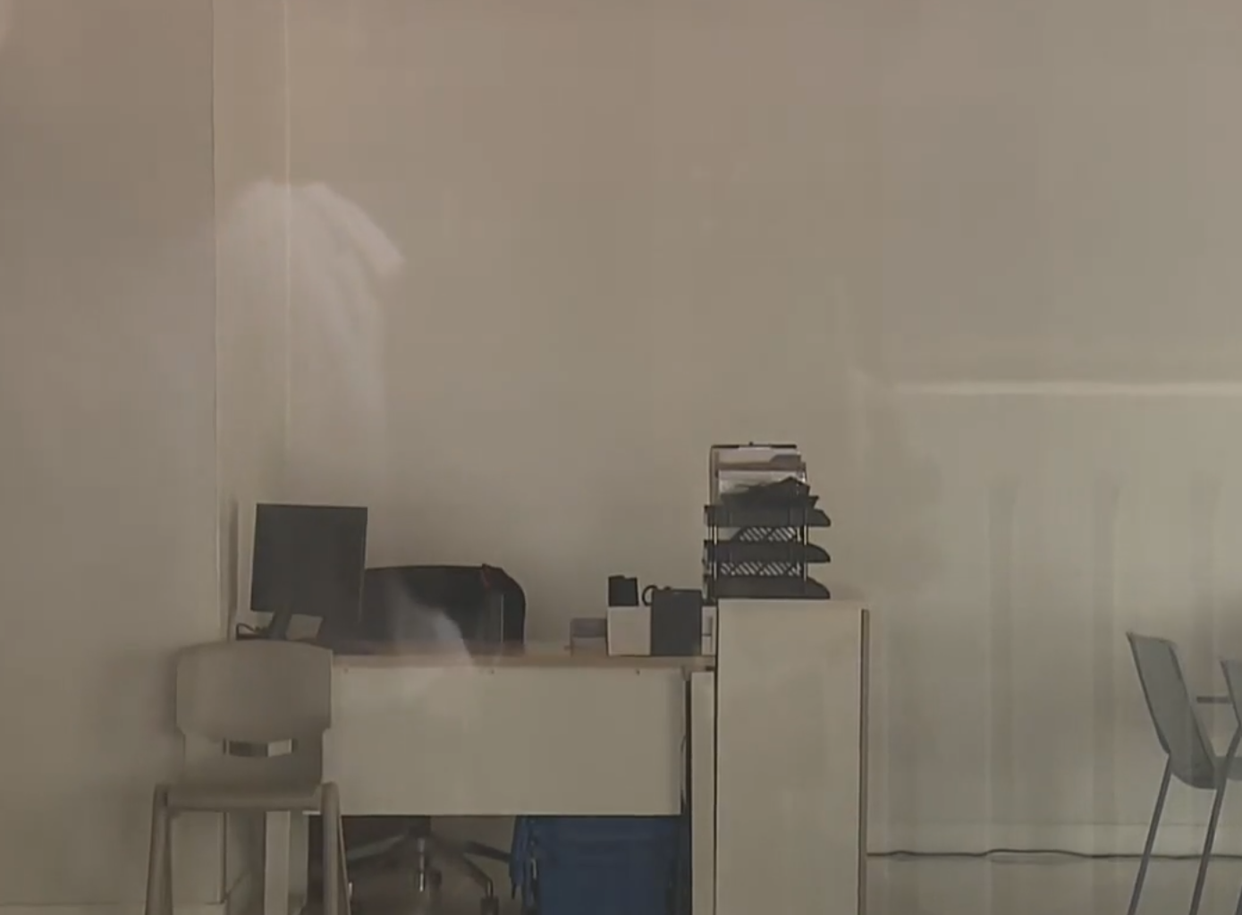 一諾中學計劃遷至紅磡結好中心繼續辦學,今早未有開門,但校舍未有被清空的情況出現。(now新聞台畫面)