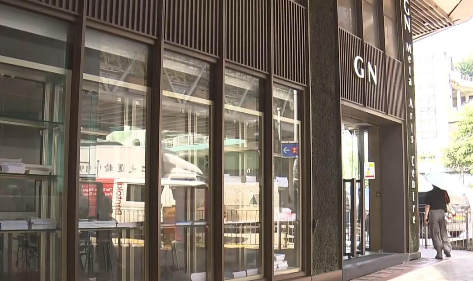 一諾中學計劃遷至紅磡結好中心繼續辦學,今早未有開門,但校舍未有被清空的情況出現。(now新聞台畫面)