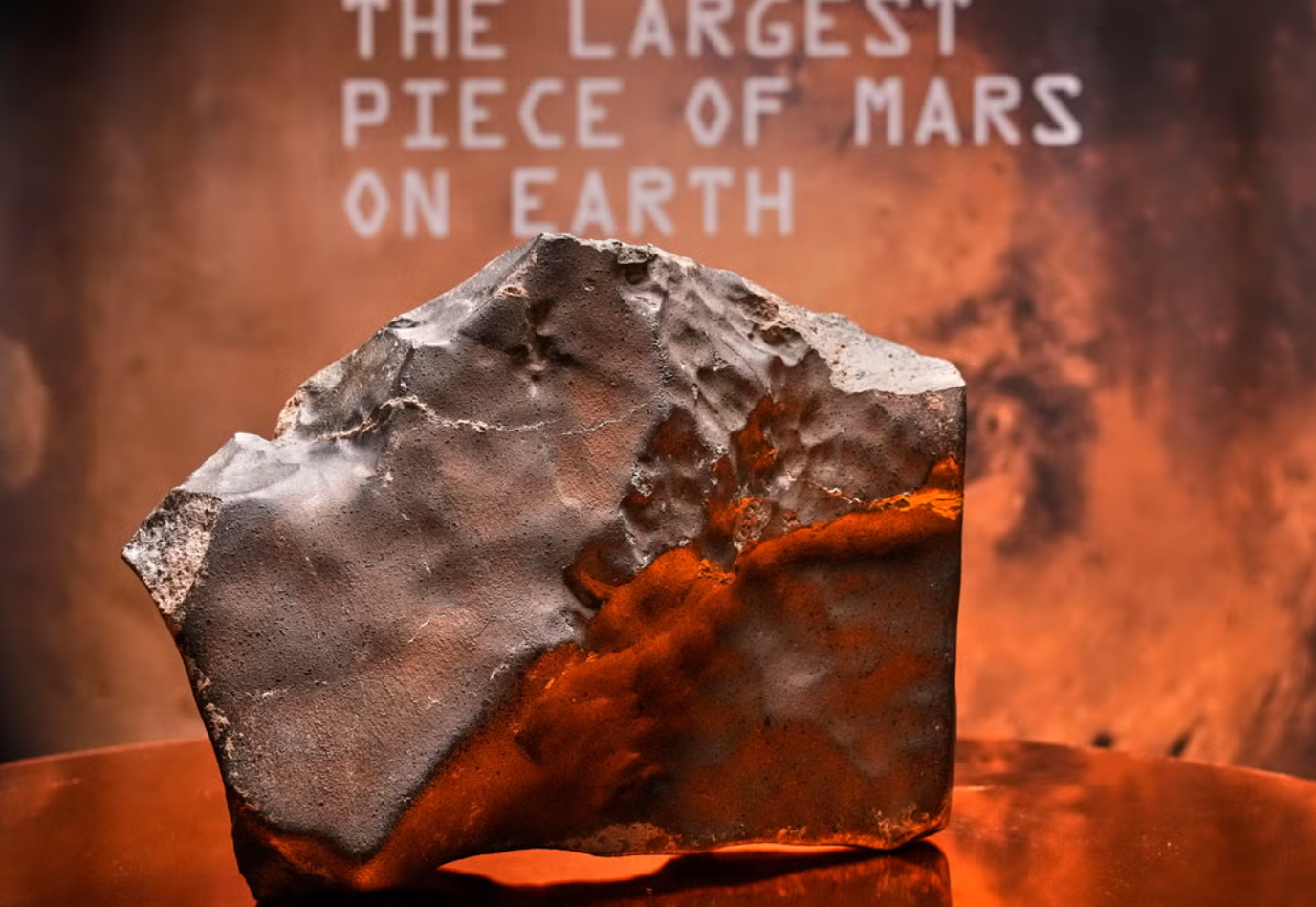 地球上已知最大火星隕石上月在美國紐約拍賣,這塊隕石發現於西非國家尼日爾,如何輾轉出現在美國拍賣行不得而知,尼日爾質疑涉及走私出口,已展開調查。(美聯社)